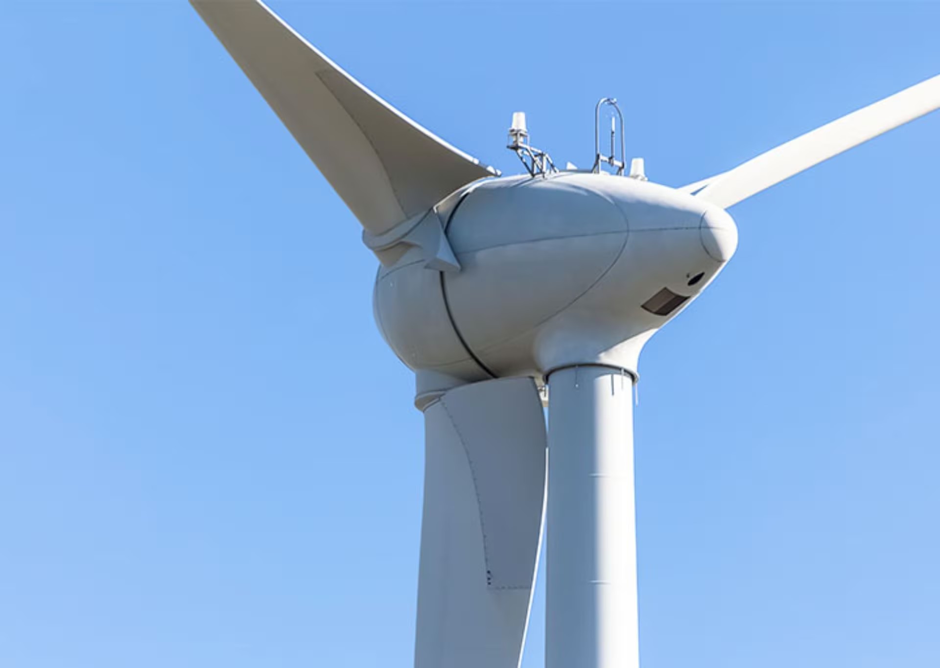 Plastic yaw slide vs. rollerbearings