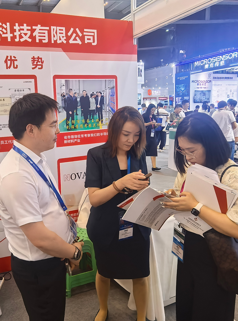 Vice Mayor Ji Zhen of Jiangyin Visits Novaplas Booth at China Semiconductor Exhibition11