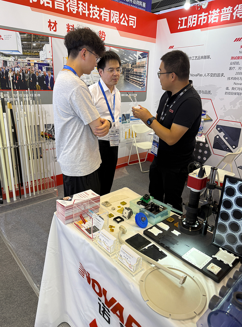 Vice Mayor Ji Zhen of Jiangyin Visits Novaplas Booth at China Semiconductor Exhibition2
